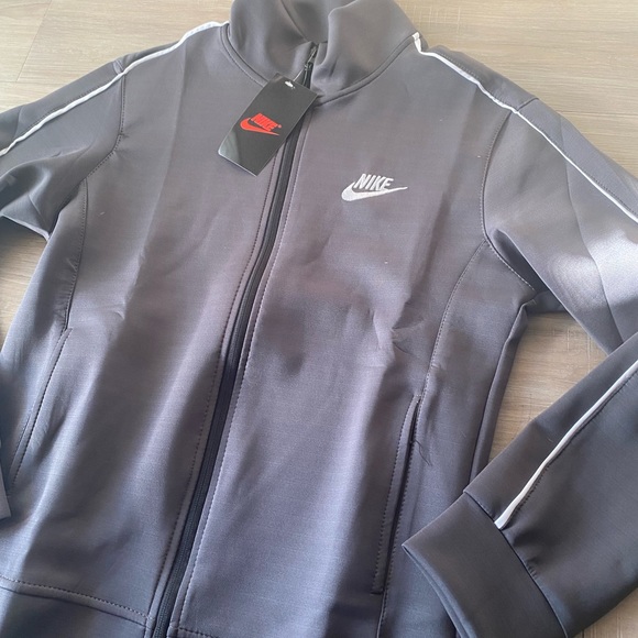 Grey Nike suit - Picture 3 of 5